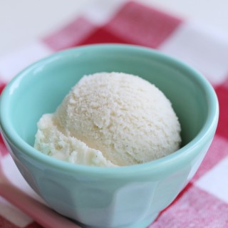 Creamy Dreamy Vegan Vanilla Ice Cream | juliehasson.com