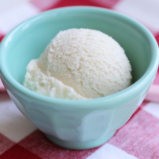 Creamy Dreamy Vegan Vanilla Ice Cream | juliehasson.com